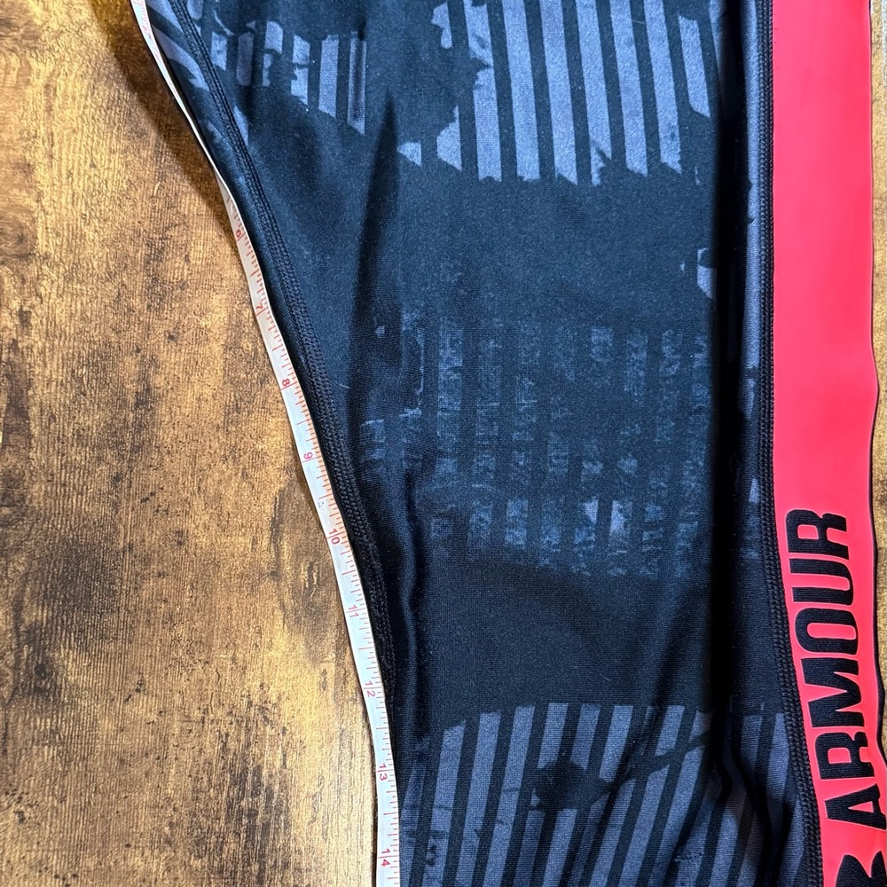 Under Armour Cropped Black Leggings, Coral Logo Stripe. Grey pattern, XL, EUC - Picture 6 of 8
